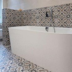 Ein modernes Badezimmer mit einer freistehenden Badewanne und einem eleganten, gemusterten Fliesenboden.