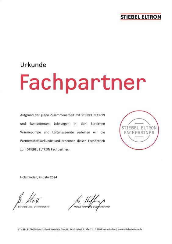 Eine Urkunde, die die Zusammenarbeit mit STIEBEL ELTRON als Fachpartner für Wärmepumpen und Lüftungsgeräte anerkennt.