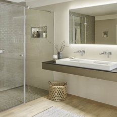 Ein kleines Bad mit einem Goldenen Spiegel und Duschumrandung