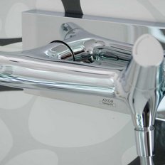 Ein glänzender Wasserhahn aus Chrom, elegant an einer modernen Wandmontage befestigt, vor einem stilvollen Hintergrund.