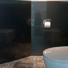 Ein modernes Badezimmer mit einem eleganten, runden Waschbecken in kräftigem Pink und einem stilvollen, weißen WC.