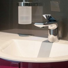 Ein elegantes Waschbecken mit einer modernen Armatur und einem stilvollen, glatten Design in einem Badezimmer.