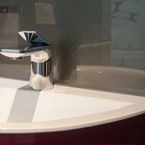 Ein elegantes Waschbecken mit einer modernen Armatur und einem stilvollen, glatten Design in einem Badezimmer.
