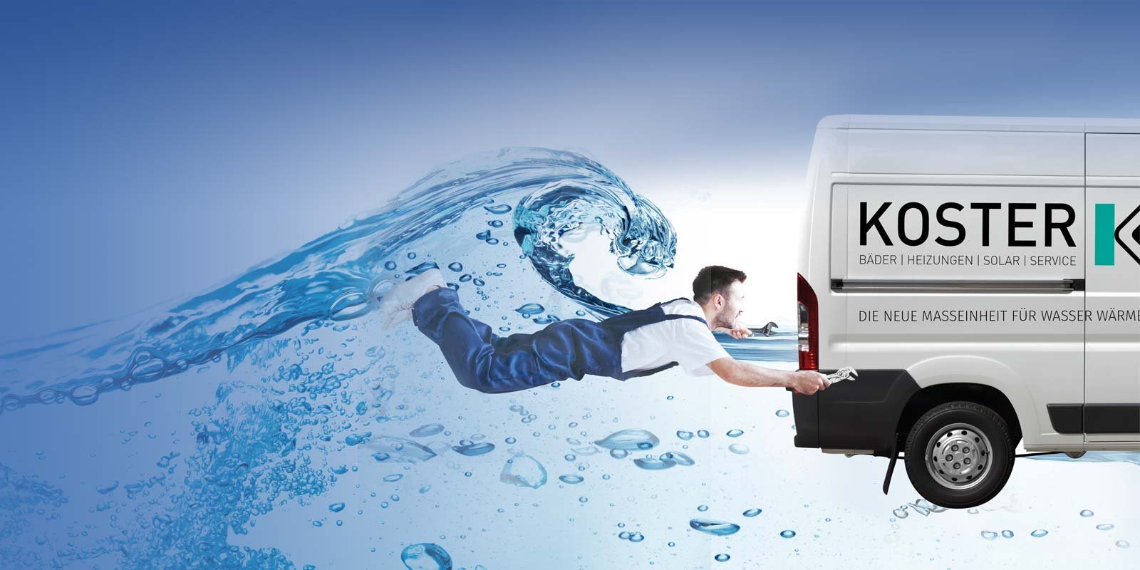 Ein Handwerker in blauer Arbeitskleidung zieht einen Wasserhahn aus einem Lieferwagen, während Wasser um ihn herum spritzt.