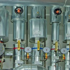 Mehrere Druckmesser und Ventile sind an einer Metallstruktur befestigt, die für industrielle Anwendungen konzipiert ist.