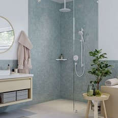 Ein Bad mit einer Badewanne auf dem Kerzen stehen