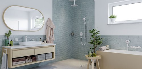 Ein Bad mit einer Badewanne auf dem Kerzen stehen